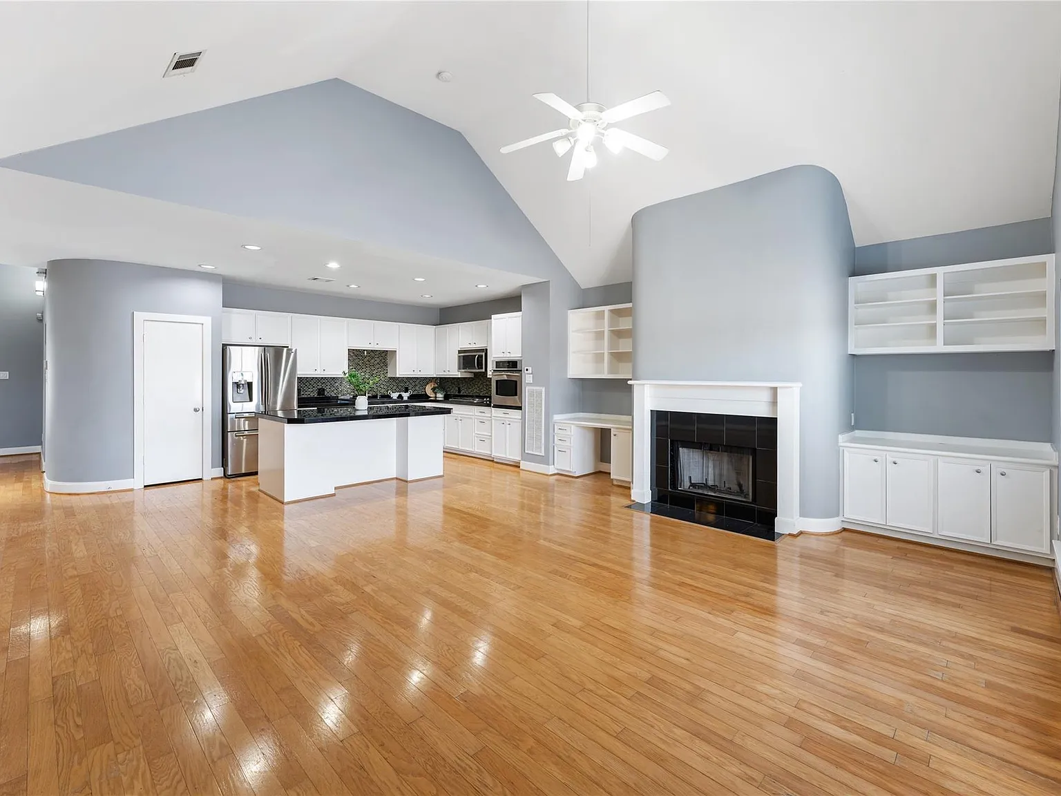 3 bed, 3.5 bath, 2693 sqft, $2,600 — Photo 4