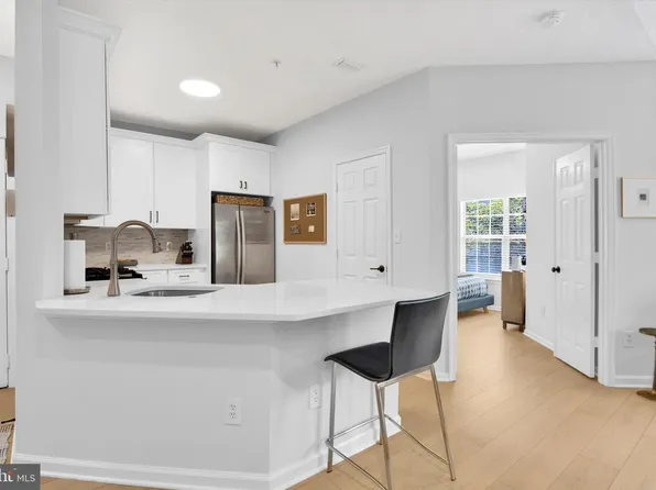 1708 Lake Shore Crest Dr APT 32, Reston, VA 20190