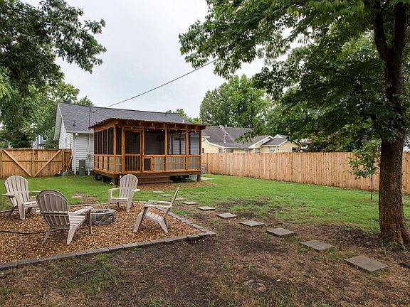 Large Screened Porch.
