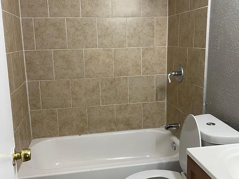 2723 Kellogg Ave — Photo 6