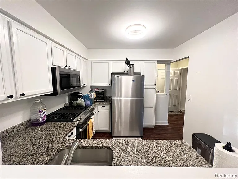 3143 Village Cir S — Photo 8