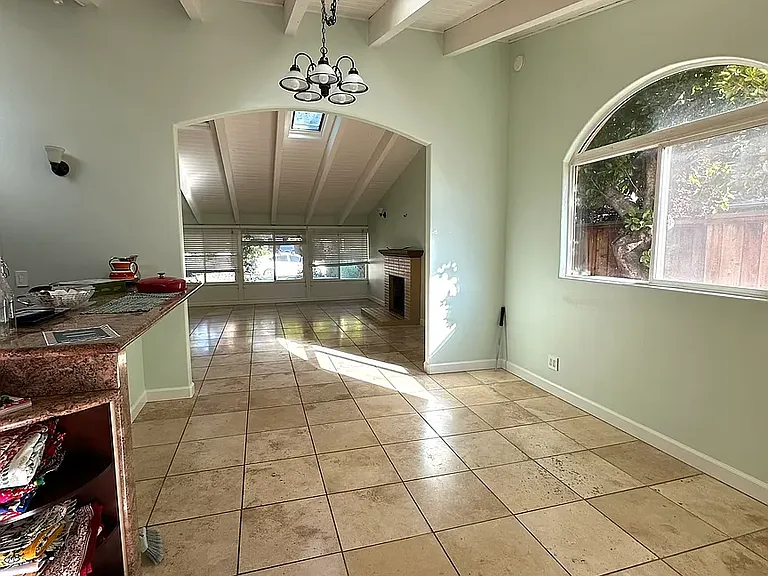 520 Saint Claire Dr — Photo 5