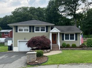 10 Bergen Trl, Hopatcong, NJ 07843