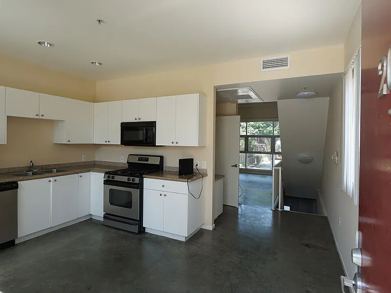 922 W 23rd St #201 — Photo 5