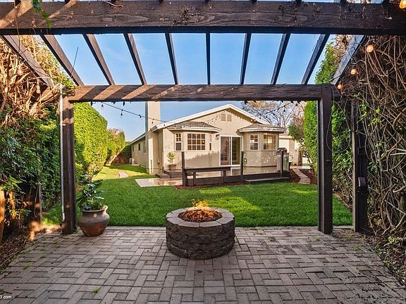4th image of 972 Iris Ave