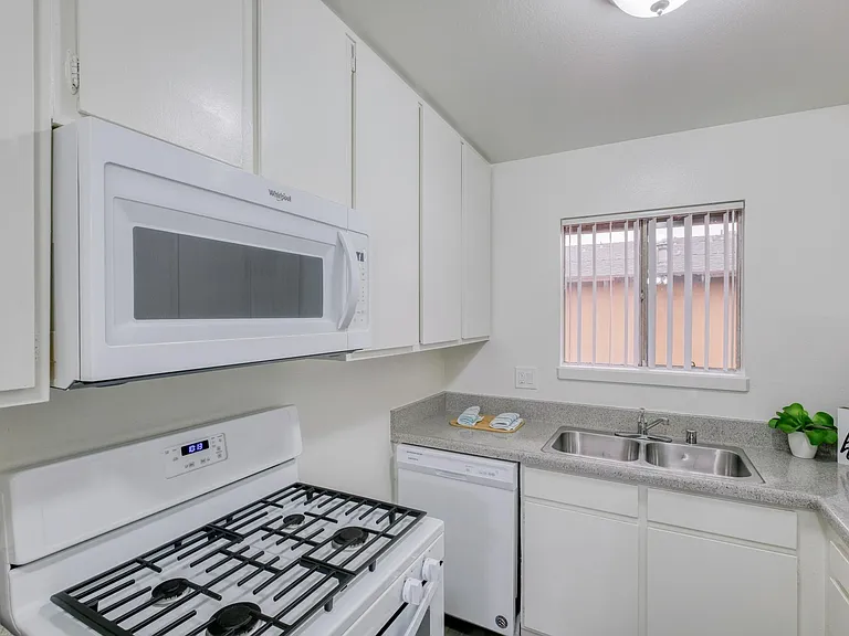 Riverstone Apartments — Photo 8