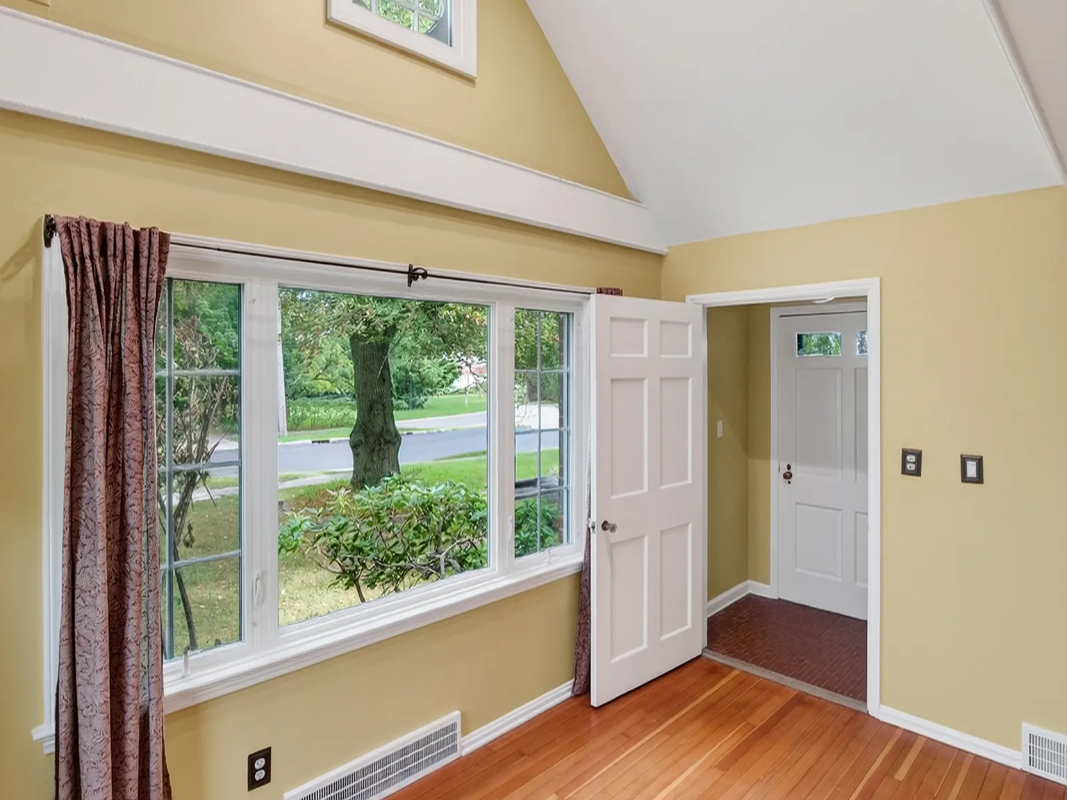 3 bed, 1393 sqft, $2,500 — Photo 3