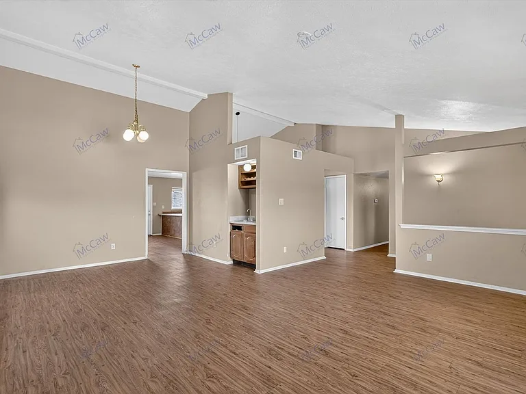 521 Weaver St — Photo 6