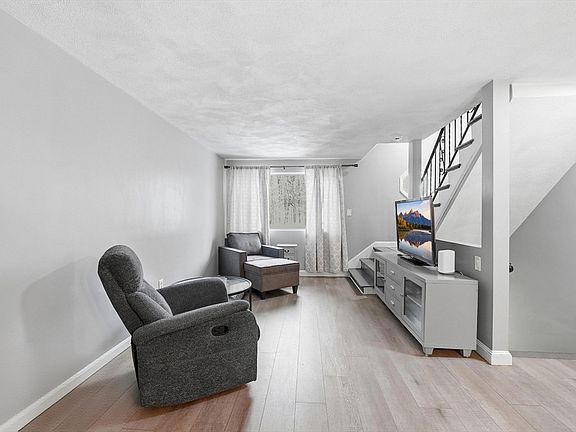 4th image of 414 Farrwood Dr