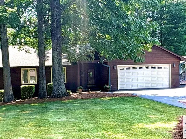 40 Quail Oaks Rd, Martinsville, VA 24112
