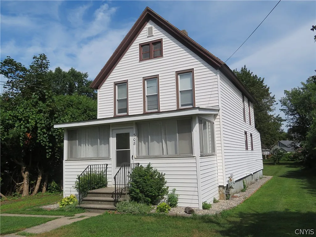 3 bed, 1.0 bath, 1340 sqft, $2,200 — Photo 2