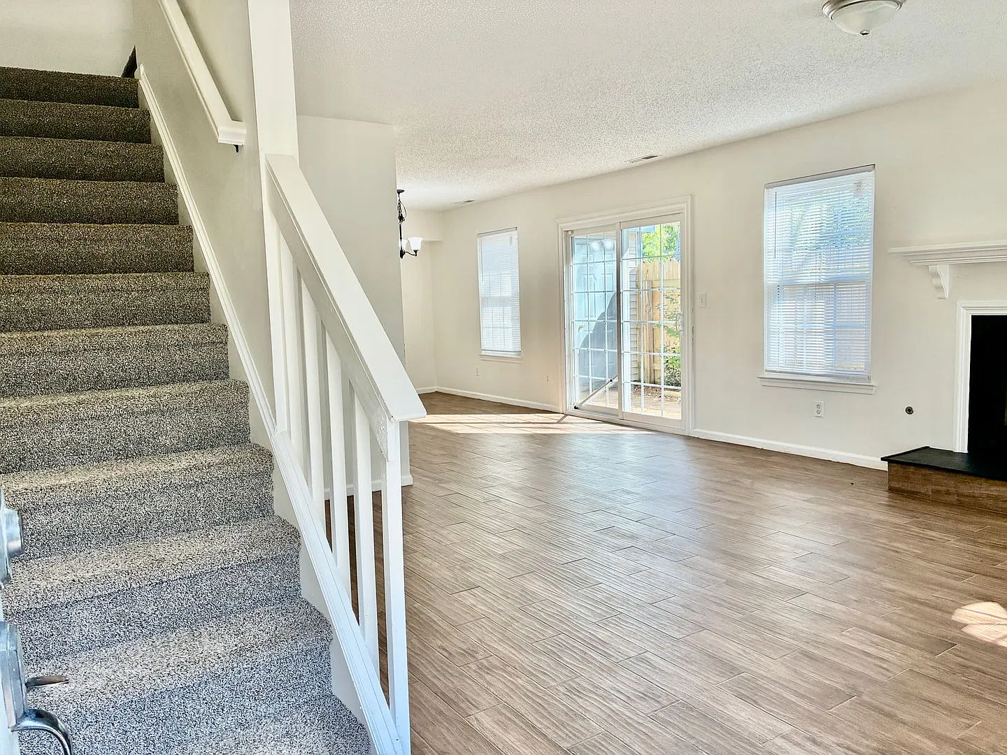 Beautiful updated townhome — Photo 2