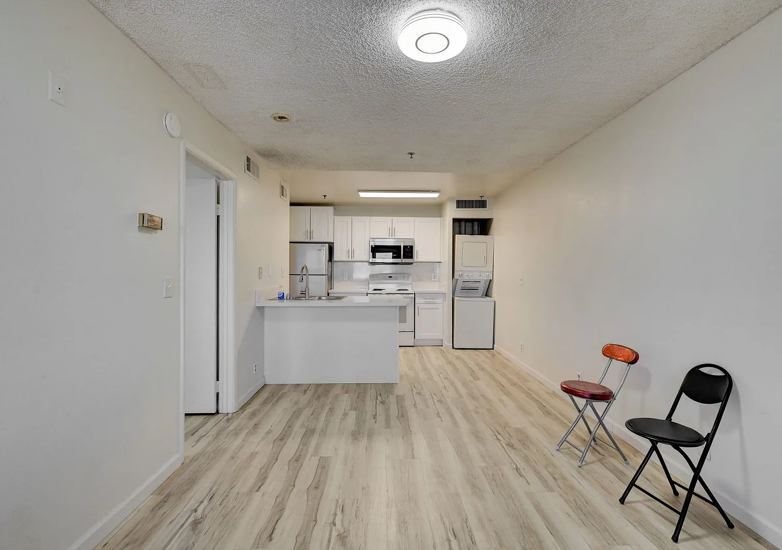 Beautifully Remodeled 1 Bedroom Condo - Close to UNLV Campus — Photo 2