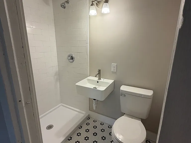 124 Huguenot St #201 — Photo 16
