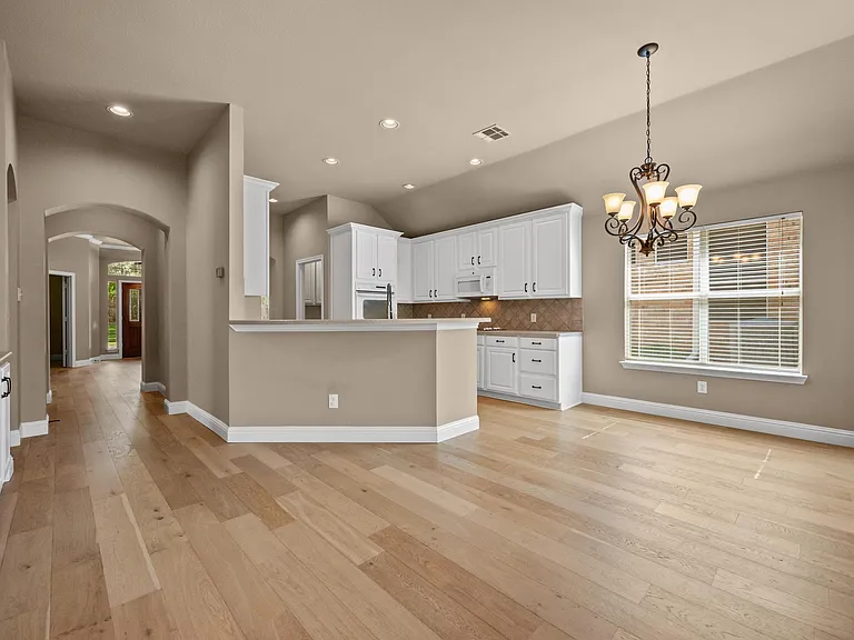4617 Kingsway Ln — Photo 3