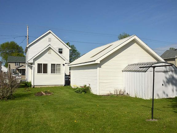 2nd image of 918 Paterson St