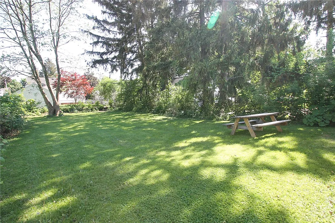 3 bed, 1.0 bath, 1008 sqft, $1,995 — Photo 3