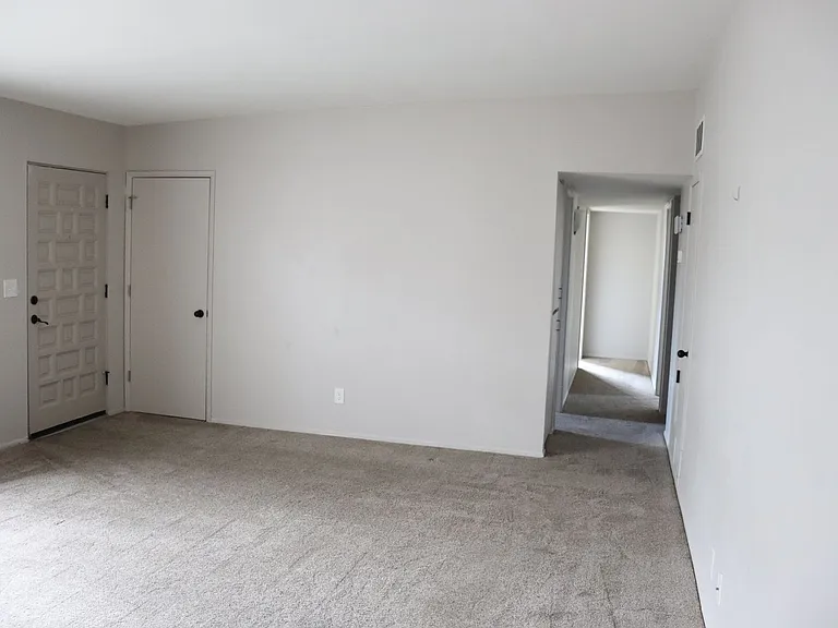 5001 S Sioux Ave — Photo 4