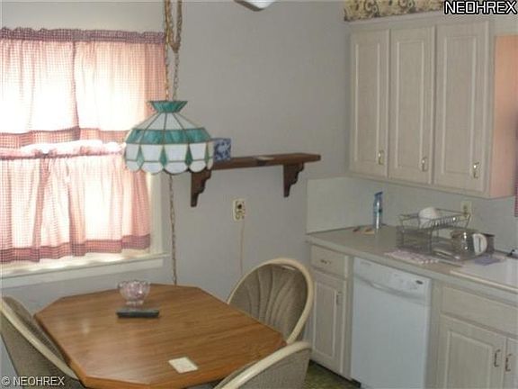 4th image of 851 Bryn Mawr Ave