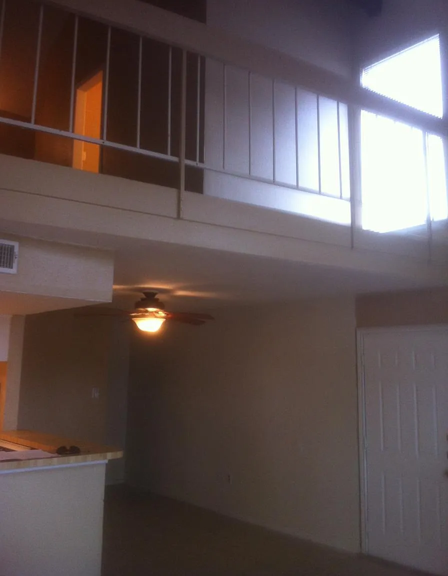 1 bed, 1.5 bath, 700 sqft, $1,200 — Photo 2