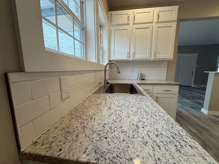 517 E 8th St #A — Photo 12