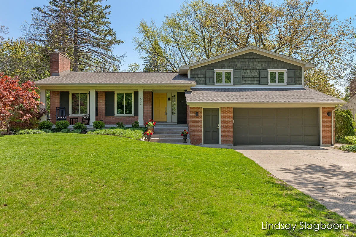1094 Idema Dr SE photo 1