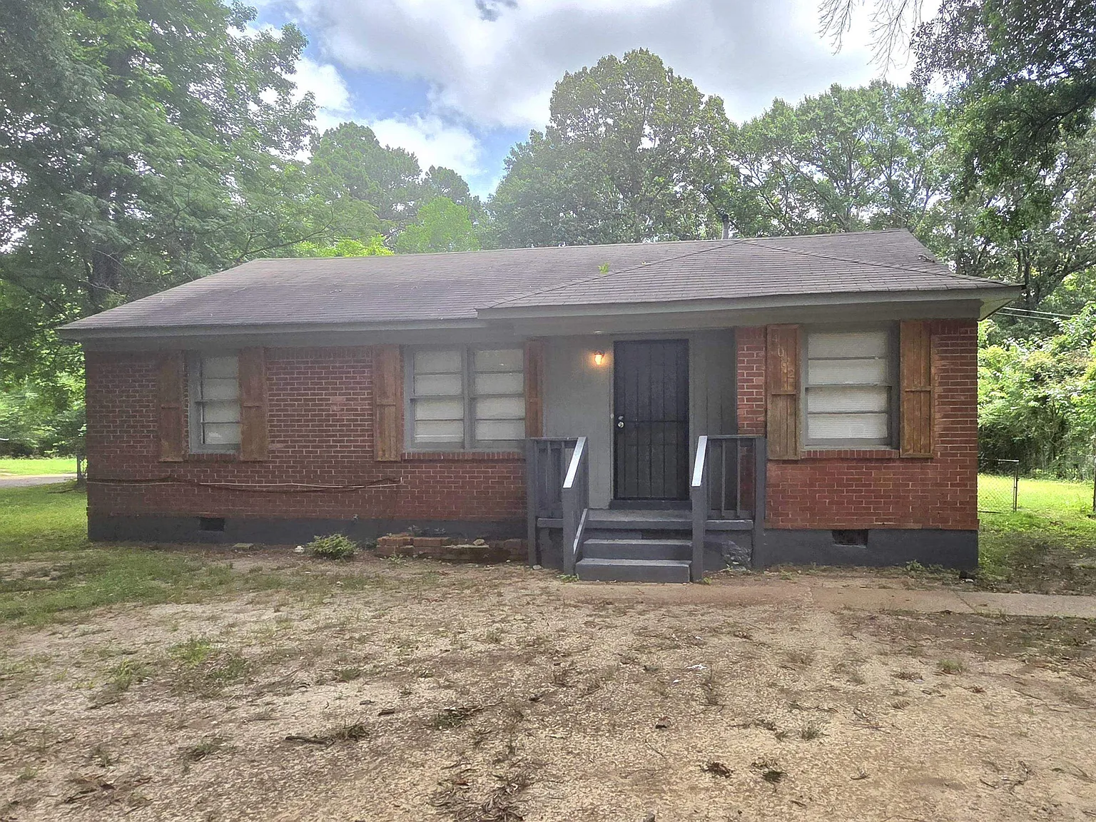 3 bed, 1.0 bath, 1002 sqft, $995 — Photo 1