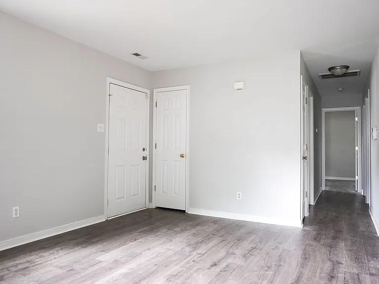 8001 Clovertree Ct — Photo 4