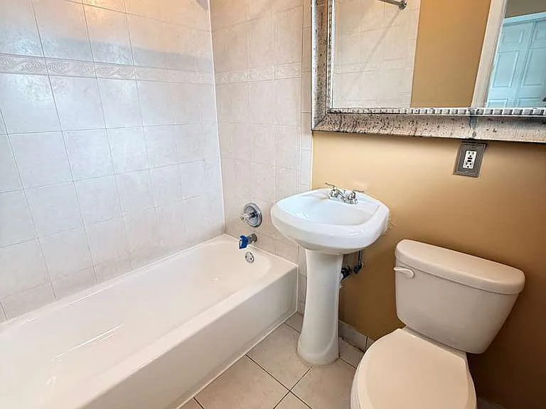 1044 NE 8th Ave #10 — Photo 6