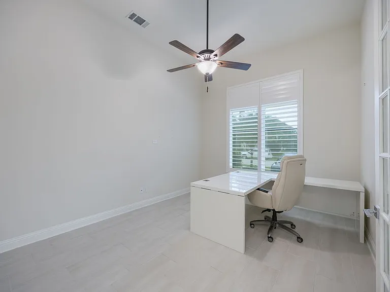 918 Sydney Ln — Photo 2
