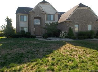 906 Huntsville Dr, Canton, MI 48187