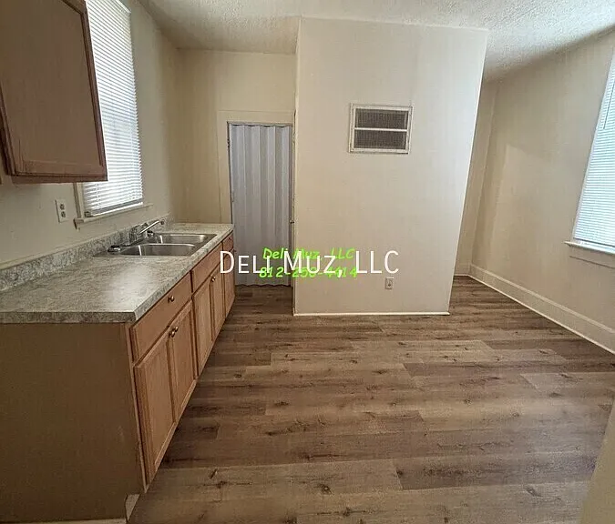527 N Lemcke Ave — Photo 2