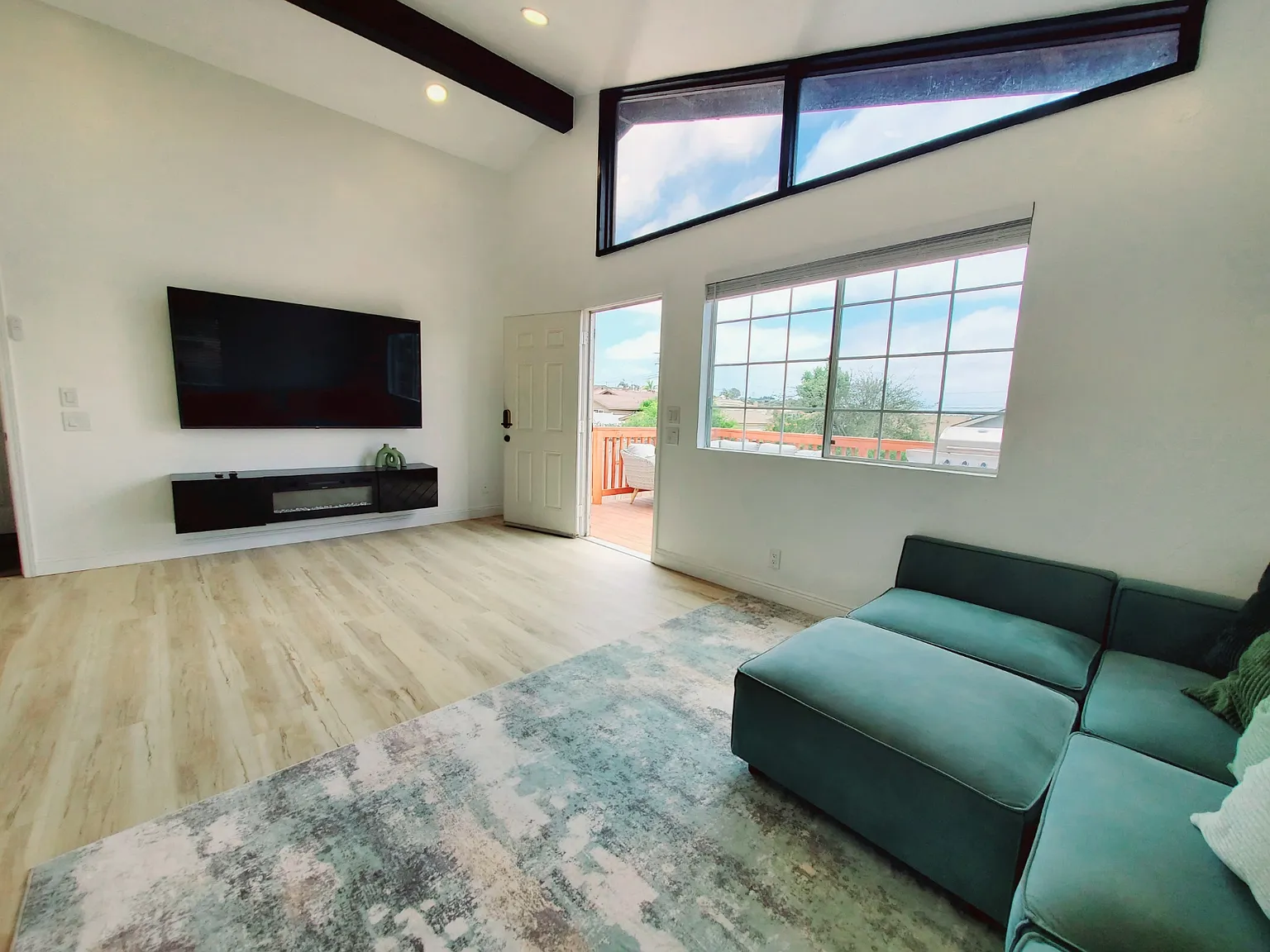 3 bed, 1300 sqft, $3,600 — Photo 3