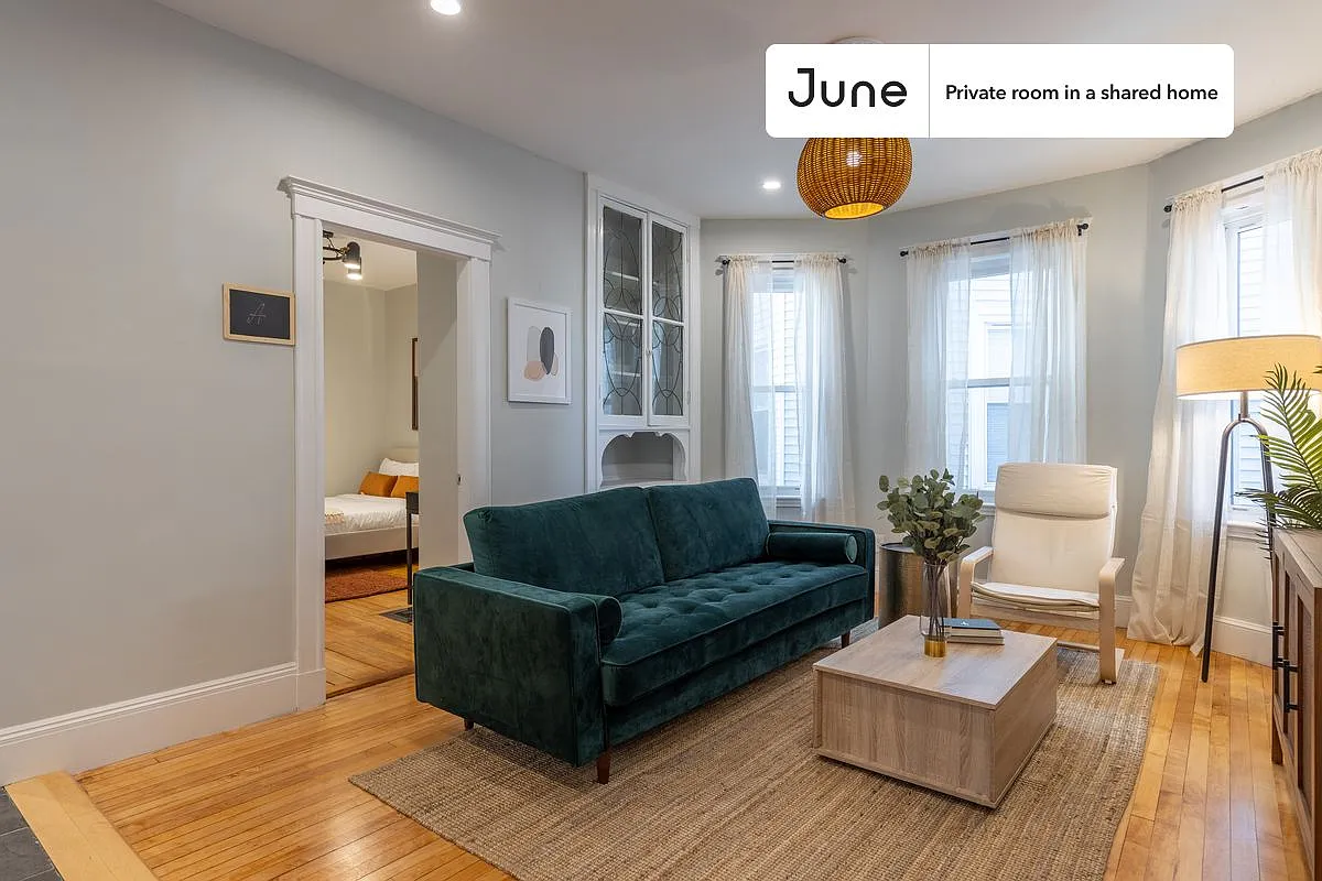 Queen bedroom in 4 bed/2 bath home in Savin Hill #329 B — Photo 4