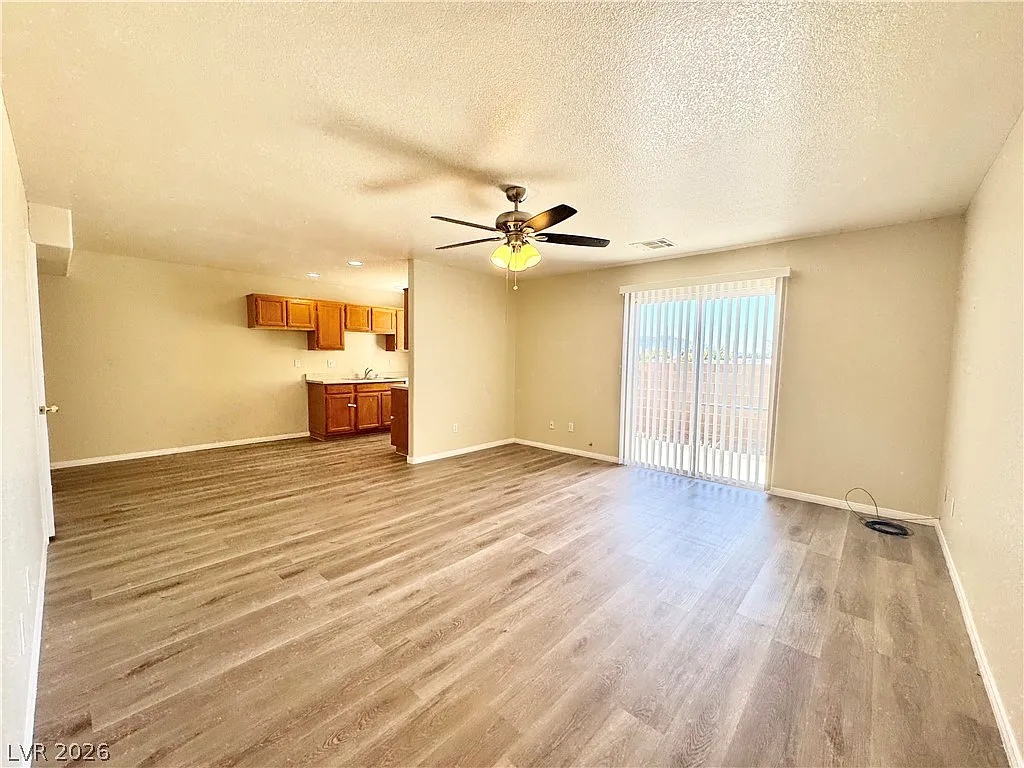 3 bed, 2.5 bath, 5016 sqft, $1,400 — Photo 3