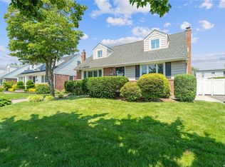 36 Shortridge Dr, Mineola, NY 11501