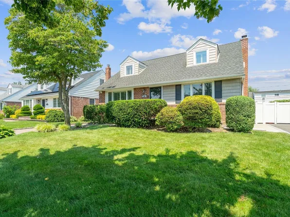 36 Shortridge Drive, Mineola, NY 11501