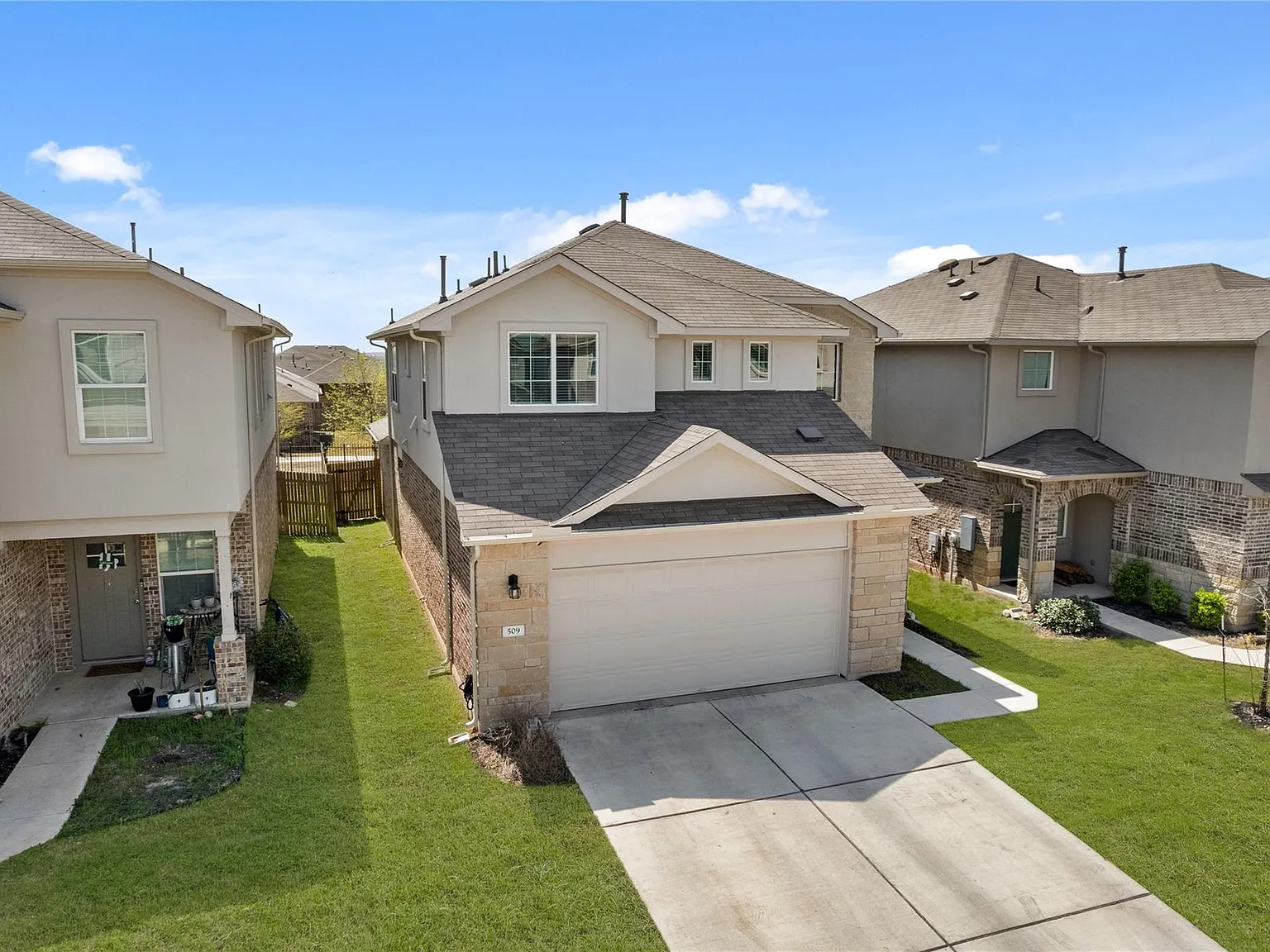 3 bed, 2.5 bath, 1845 sqft, $2,050 — Photo 2