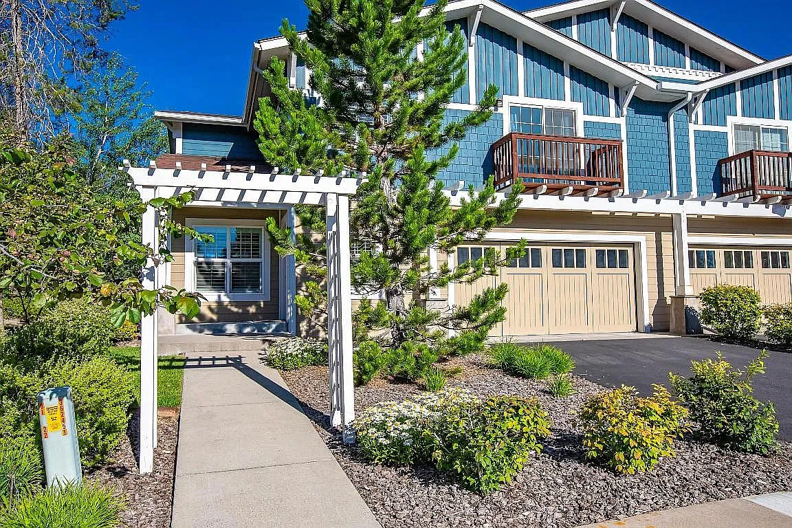 3 bed, 2.5 bath, 2488 sqft, $3,200 — Photo 2