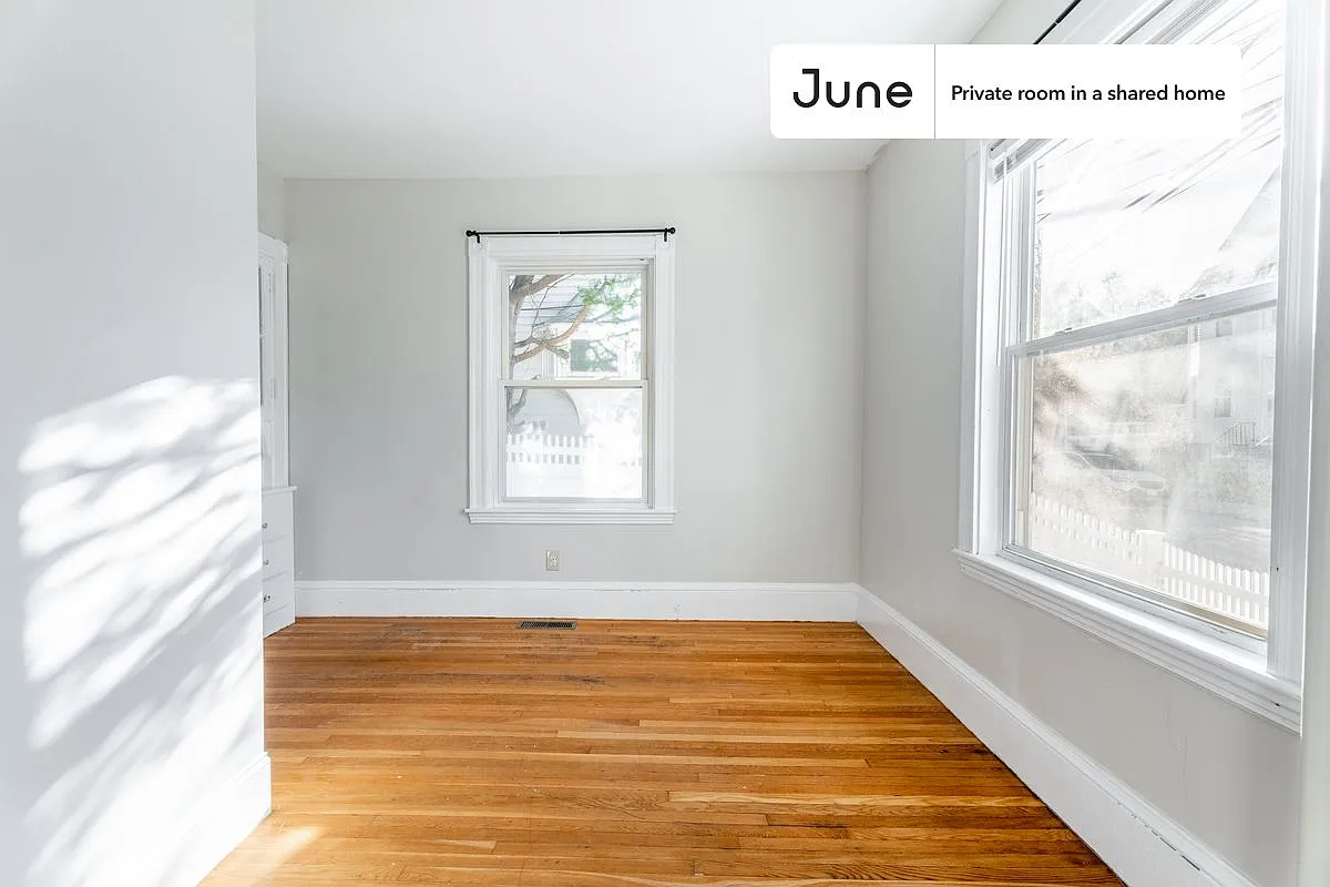 Full bedroom in 3 bed/1 bath home in Brighton #1516 C — Photo 2