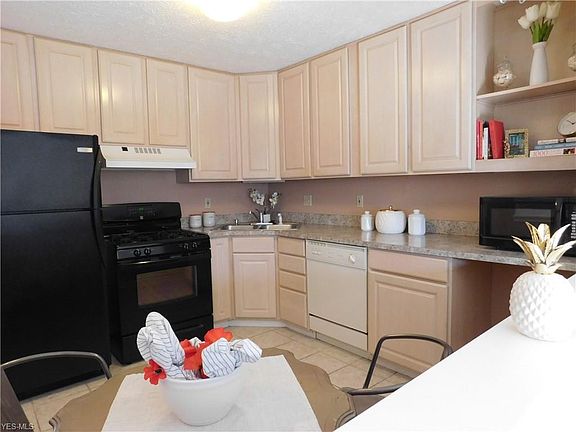 3rd image of 1408 Colony Dr