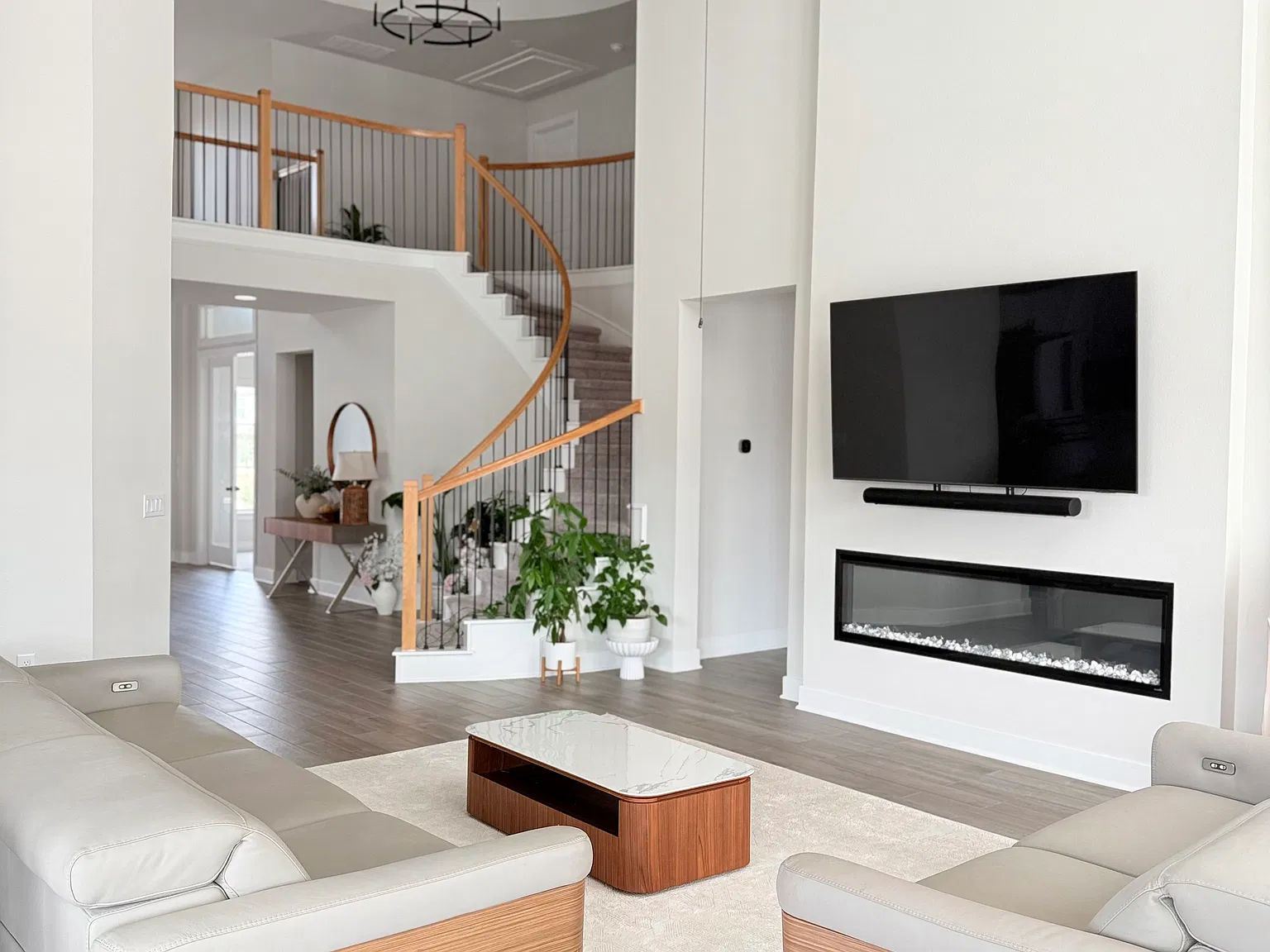 5 bed, 4.5 bath, 3865 sqft, $6,000 — Photo 2