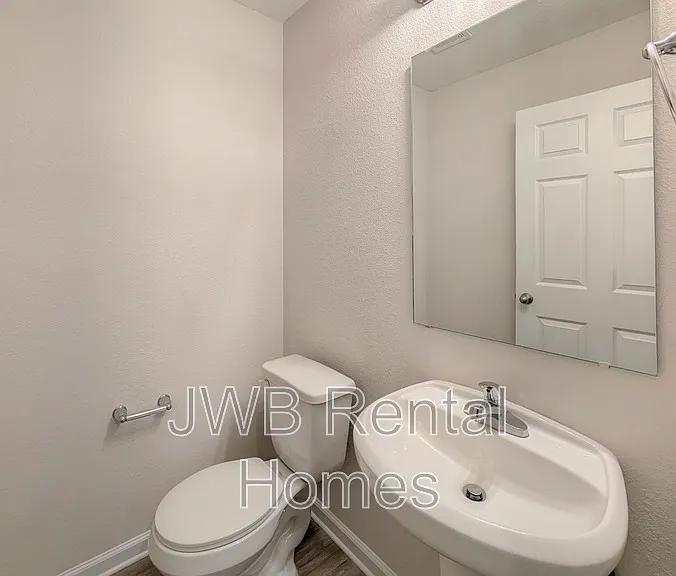 1252 Mull St — Photo 6