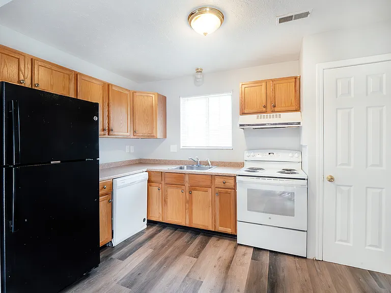 751 Northland Blvd #4 — Photo 4