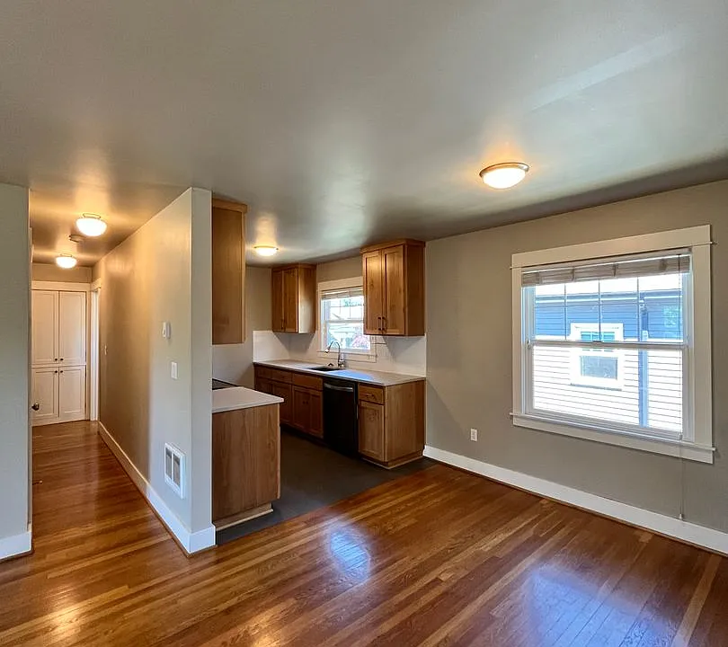 715 NE Ainsworth St #2