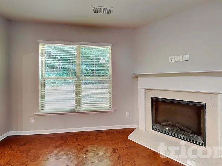 216 Stillwood Dr — Photo 2