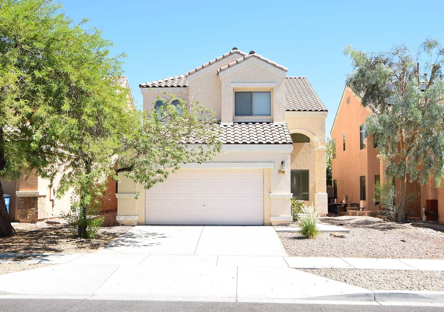 Spacious 4 Bedroom 3 Full Bath Two-Story Home In Nw — Photo 2
