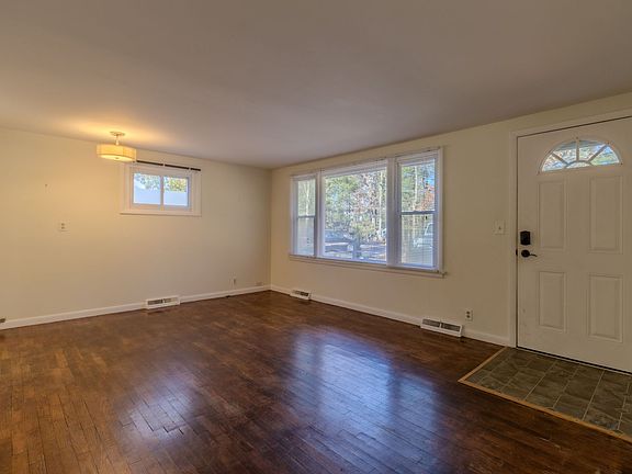 2nd image of 810 Pine Grove Ave