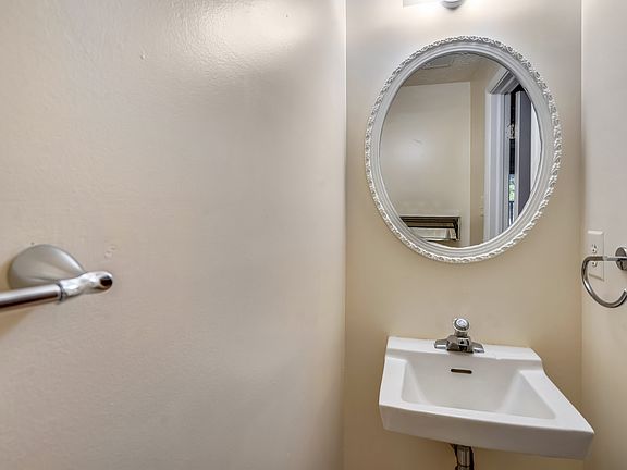 lower level-powder room-_dsc8881_04052023