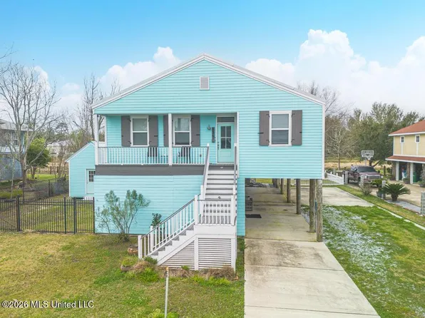 139 Sarahs Ln, Waveland, MS 39576